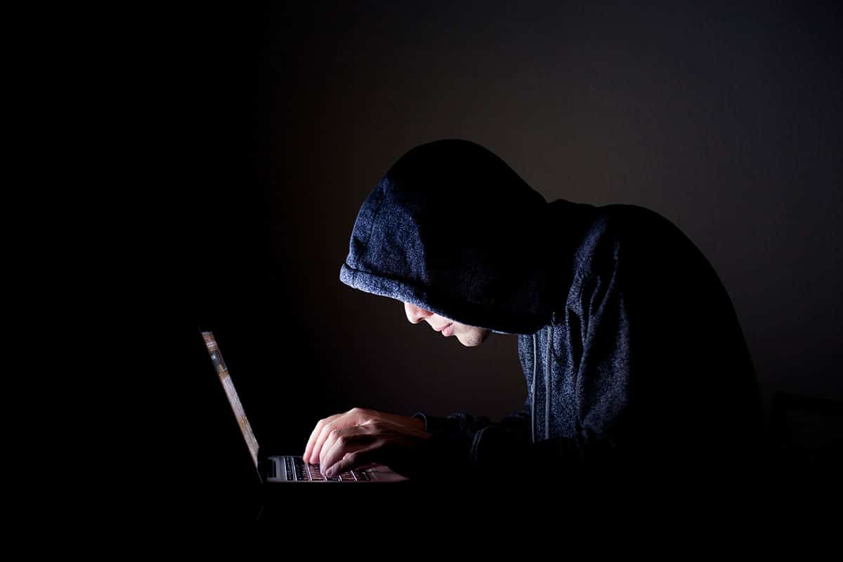 Hacker med laptop